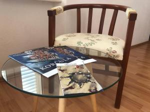 科尔丘拉迪耶娜旅馆的一张带玻璃桌的椅子,上面有一本书