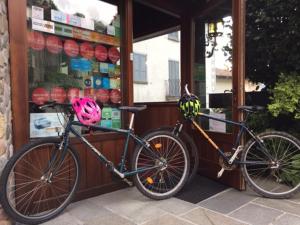 MargnoDa Gigi的两辆自行车停在商店窗户前