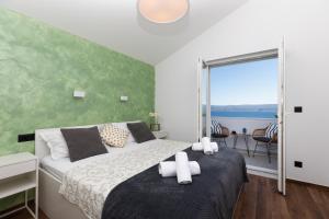 麦米科Apartments Ban的一间卧室设有一张床,享有海景