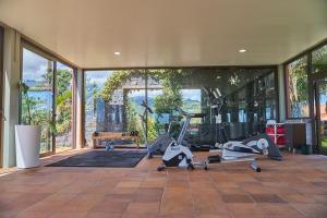 桑塔纳奎塔多夫拉奥酒店的带有氧器材的健身房,位于带窗户的大楼内