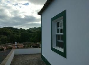 Santo EspíritoCasa dos Valentes的窗户位于房子的一侧,享有美景