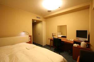 仙台仙台国分钉微笑酒店的酒店客房配有一张床和一张带电脑的书桌
