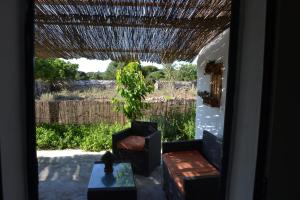 费雷列斯巴兰科乡村民宿的享有带椅子和桌子的庭院的景色。