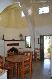 费雷列斯巴兰科乡村民宿的一间带木桌和椅子的用餐室
