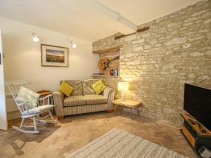 伯福德10 George Yard的带沙发和石墙的客厅