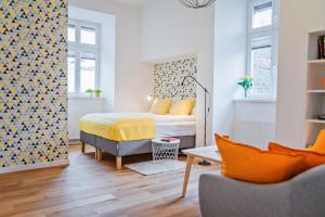 波兹南Best INN Poznań Apartament Orzeszkowej的一间小卧室,配有一张床和一把椅子