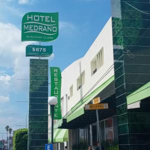 阿瓜斯卡连特斯Hotel Medrano Temáticas and Business Rooms Aguascalientes的建筑旁一家墨西哥餐馆的标志