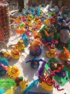 Blagdon羽毛宾馆的一张桌子上有很多玩具象形
