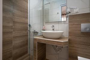 萨尔蒂Vasiliki House的一间带水槽和镜子的浴室