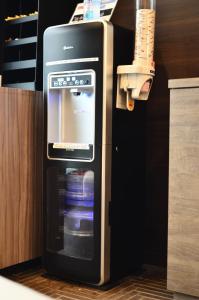东京神田伯肯酒店的厨房里设有冰箱,门开