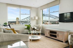 悉尼Harbourside #76的享有Sydney海港大桥景色的客厅