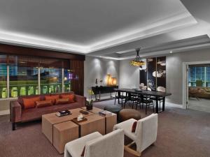 拉斯维加斯凯撒宫赌场度假酒店的客厅配有沙发和桌子