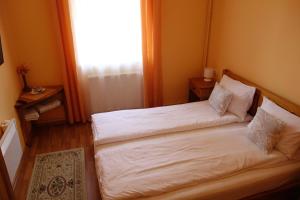 伯伊莱图什纳德Villa Atriolum的一间小卧室,配有两张床和窗户