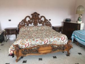 RapinoVilla di Nonno Remo的一间卧室配有一张木床,床上有被子