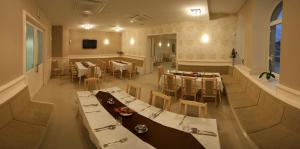 Belvárdgyula贝尔法迪酒店的餐厅内带桌椅的用餐室