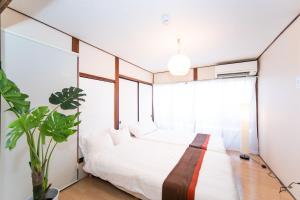 四日市Yokkaichi Nishishinchi Hotel的一间卧室设有一张床和一个大窗户