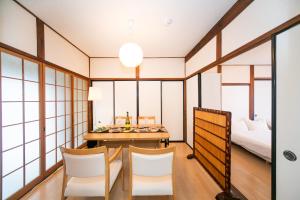 四日市Yokkaichi Nishishinchi Hotel的配有桌椅和床的房间