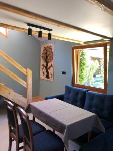 斯托尼拉斯奇BIELICE Chatka Trapera & Co的客厅配有桌子和蓝色沙发