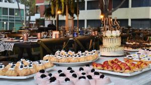 圣路易斯波托西圣路易斯波托西假日酒店-吉诃德的一张桌子,上面摆放着各种蛋糕和糕点