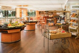 加亚新城波尔图盖亚诺富特酒店的一间商店,里面放着一大堆食物
