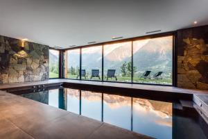 里雾诗Le Chalet Mont Blanc的山景别墅 - 带游泳池