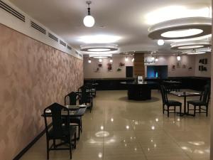 内罗毕贝斯特韦斯特PLUS子午线旅馆的餐厅内带桌椅的用餐室