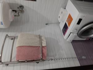 敖德萨Маршала Малиновського 18 б 12 Жемчужина квартира的一间带毛巾和洗衣机的浴室