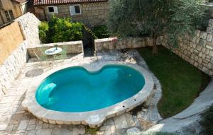 察夫塔特玛斯丽娜别墅的一座带石墙的庭院内的游泳池