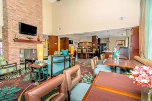 休斯顿休斯顿斯塔博瑞套房酒店  - IAH机场的带沙发和电视的客厅