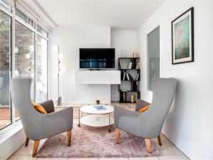 伦敦D8 - Hoxton Square Penthouse的客厅配有两把椅子和一张桌子