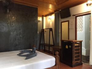 涛岛涛岛大鱼度假村的一间卧室配有一张床、一张桌子和一面镜子