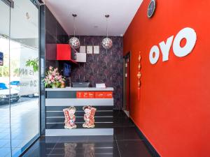 米里OYO 89301 Ys Inn的墙上有卵石标志的商店