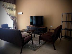 双溪大年DV Villa @ Angsana Sari的带沙发和电视的客厅