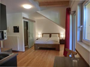 蒂尔塞Aparthotel Buchauer-Tirol的卧室配有床和盥洗盆