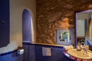 卡涅利亚斯Casa Azul at Masia Nur Sitges, Adults only的一间带水槽和石墙的浴室