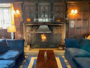 科夫堡Mortons Manor的客厅设有壁炉、沙发和桌子