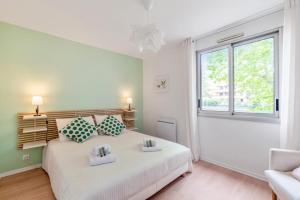 卡威尔奎Beautiful 1-bedroom w balcony and garden near Lyons city center Welkeys的卧室配有白色的床和窗户。
