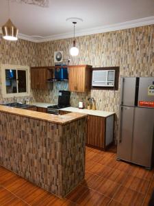 雷伊斯Villa Ar Rayis Beach的厨房配有冰箱和台面