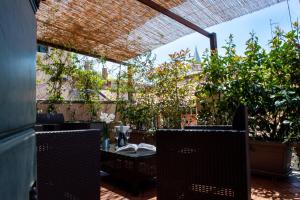 威尼斯艺术套房公寓的庭院配有桌椅和植物