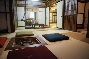 古川町Yoshiki Stay的一间房间,房间带一个冥想的人工祭坛