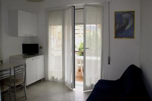 迪亚诺马里纳Residenza Abbo的厨房设有滑动玻璃门,通往阳台