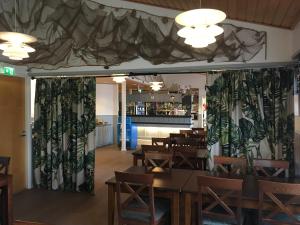BrändöHotell Gullvivan的用餐室配有桌椅和窗帘