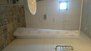 布兰特维克布朗特韦克斯韦斯特酒店的设有带浴缸和淋浴的浴室。