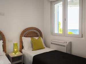 奥尔比亚Villa Miriam - Klodge的一间卧室设有两张床和窗户。