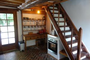 Le cottage du Coudray, gîte avec chalet sauna的一间设有楼梯和炉灶的厨房
