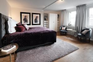哈根SAXX Apartments Hagen的一间卧室配有一张床、一把椅子和窗户。