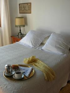格拉纳达圣伊莎贝尔拉雷亚尔酒店的床上的食品和咖啡托盘