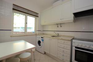 阿玛考德佩拉Casa Nau B的白色的厨房配有水槽和洗碗机