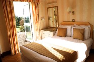 埃克斯茅斯德文寇特度假酒店的一间卧室设有一张床和一个大窗户