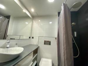 维戈SOL 22的白色的浴室设有水槽和镜子